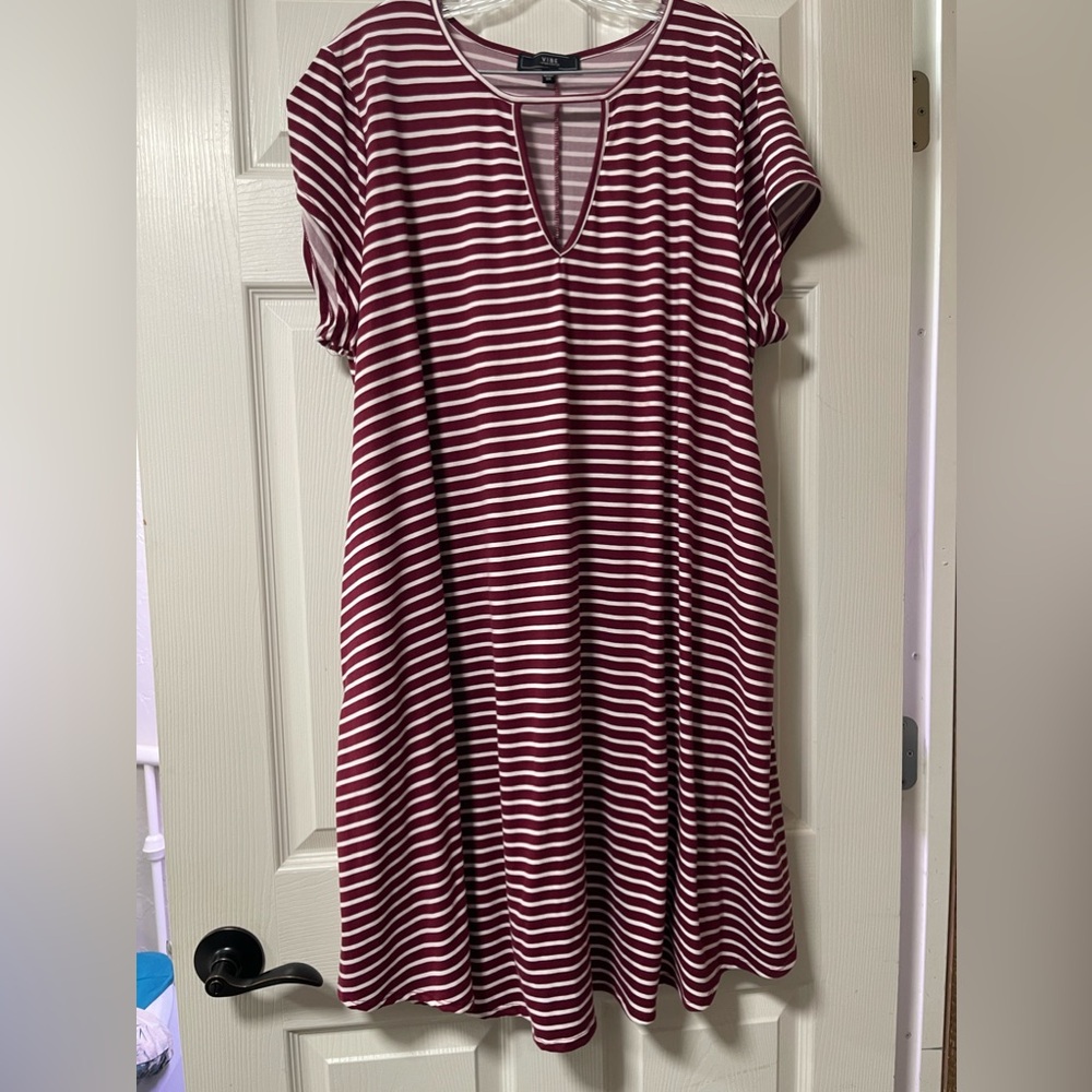 VIBE SPORTSWEAR Womens Plus Burgundy & White Striped Short Sleeve dress Size 3XL - Picture 2 of 6